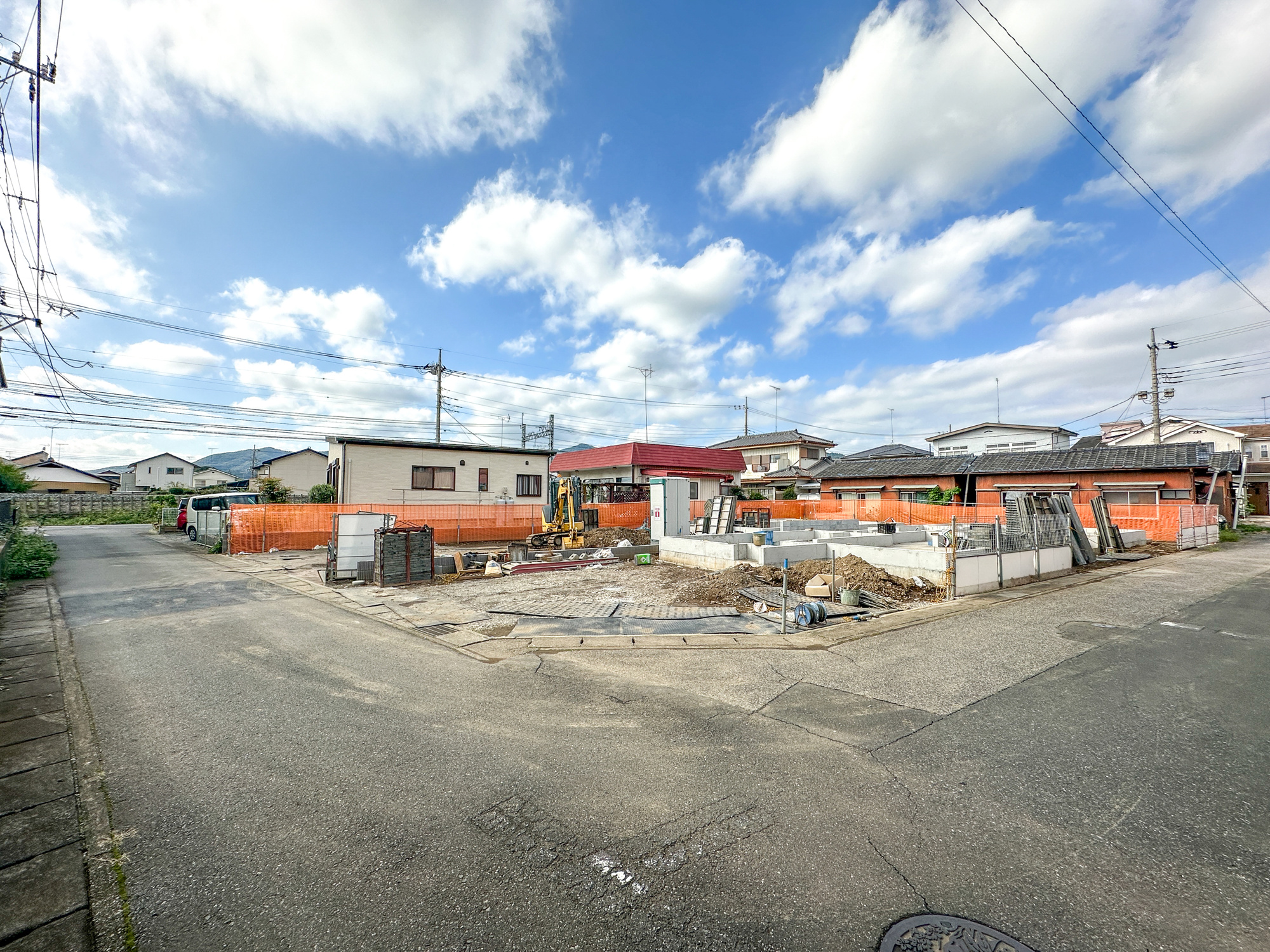 栃木市大平町富田２期　新築住宅全２棟の前面道路含む現地写真|低層の一戸建てを中心とした街並みが整然と続き、周辺は高い建物が建っていないので、採光や開放性に恵まれ、空が広く緑の多い閑静な趣を感じる環境です。