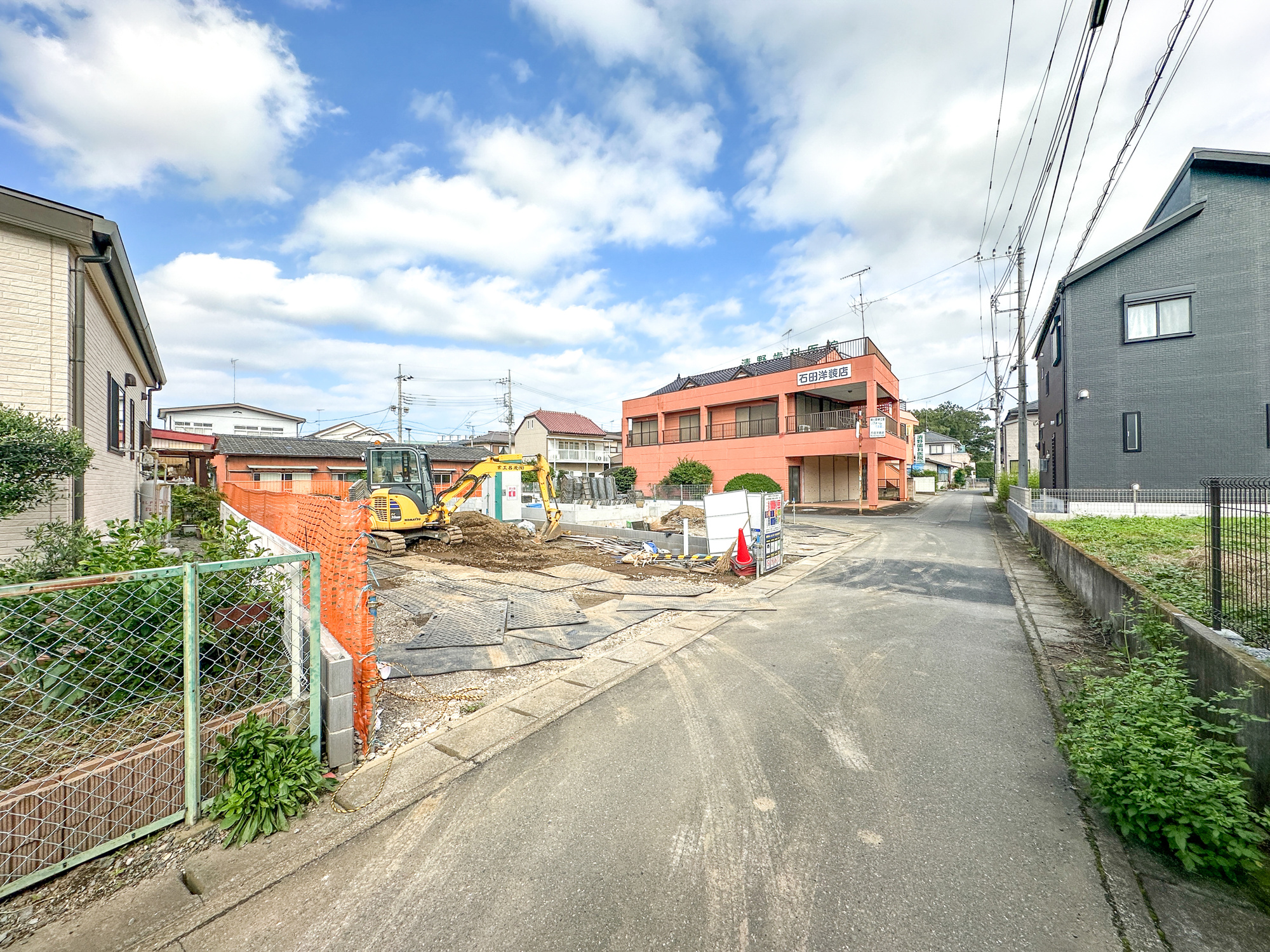 栃木市大平町富田２期　新築住宅全２棟の前面道路含む現地写真|前面道路は閑静な住宅地をはしる車通りの少ない道路。お車の出し入れが苦手なママや小さなお子様にも安心ですね。しっかり舗装もされているので、ベビーカーや自転車で通っても快適に通行できます。