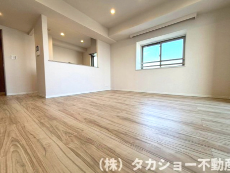 ライオンズステーションプラザ西千葉の居間・リビング|家族が集まるリビングは明るく広々しております!!
