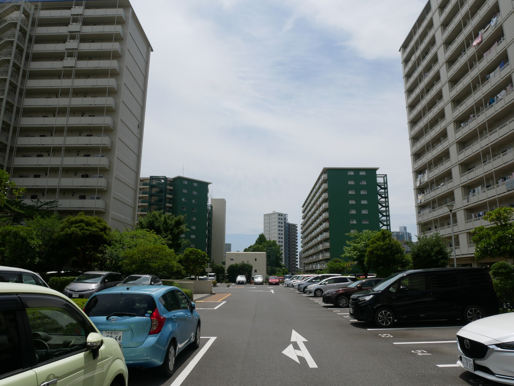 東建検見川マンションB棟の駐車場