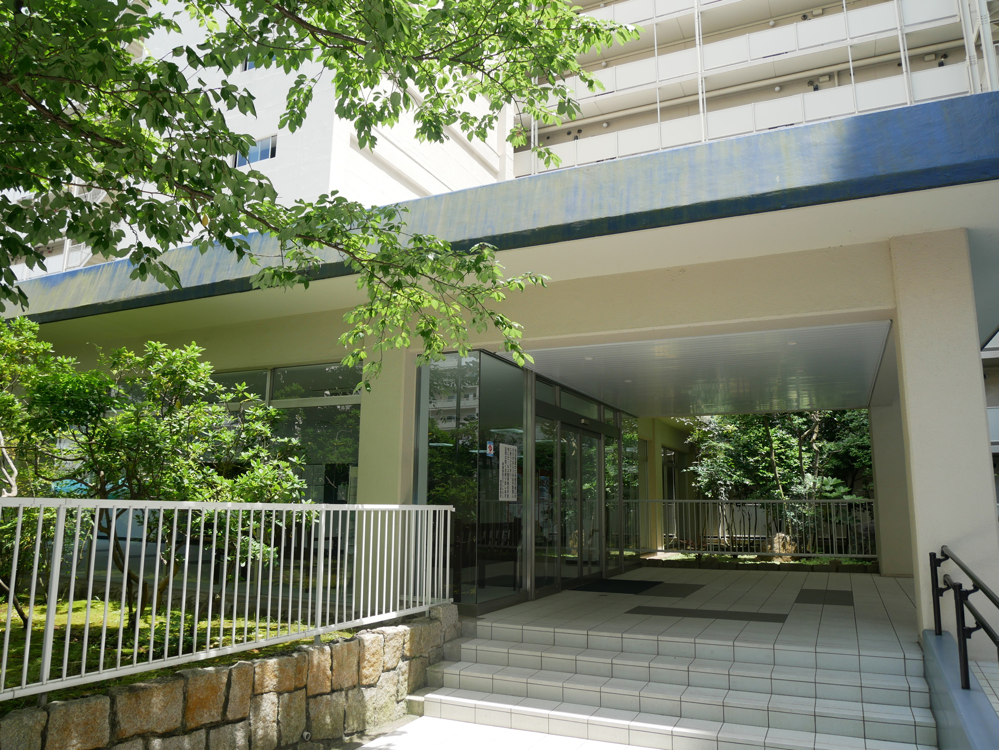東建検見川マンションB棟のエントランス
