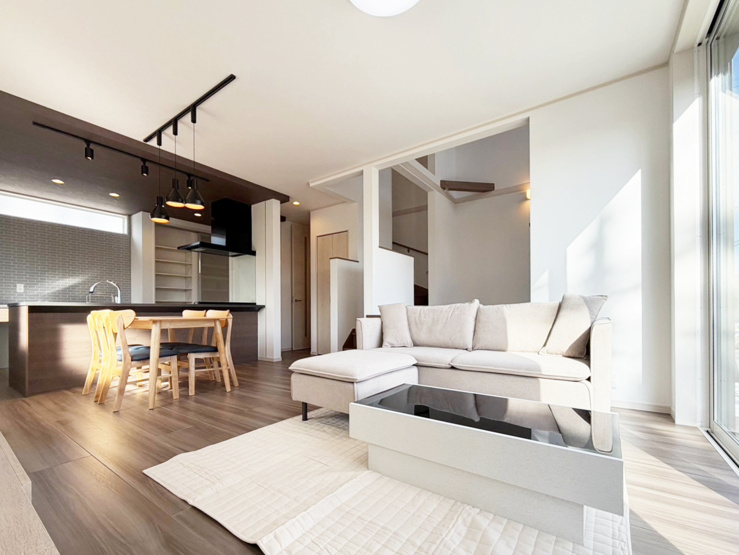 【５号棟　リビング】アクセントパネルやフルフラットキッチンなど注文住宅仕様！（※購入時、家具は付きません。）