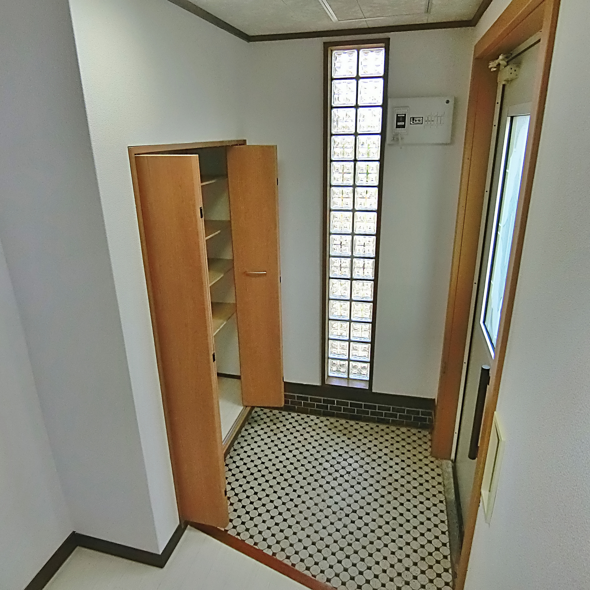 室蘭市絵鞆町3丁目6-7　収益戸建の玄関