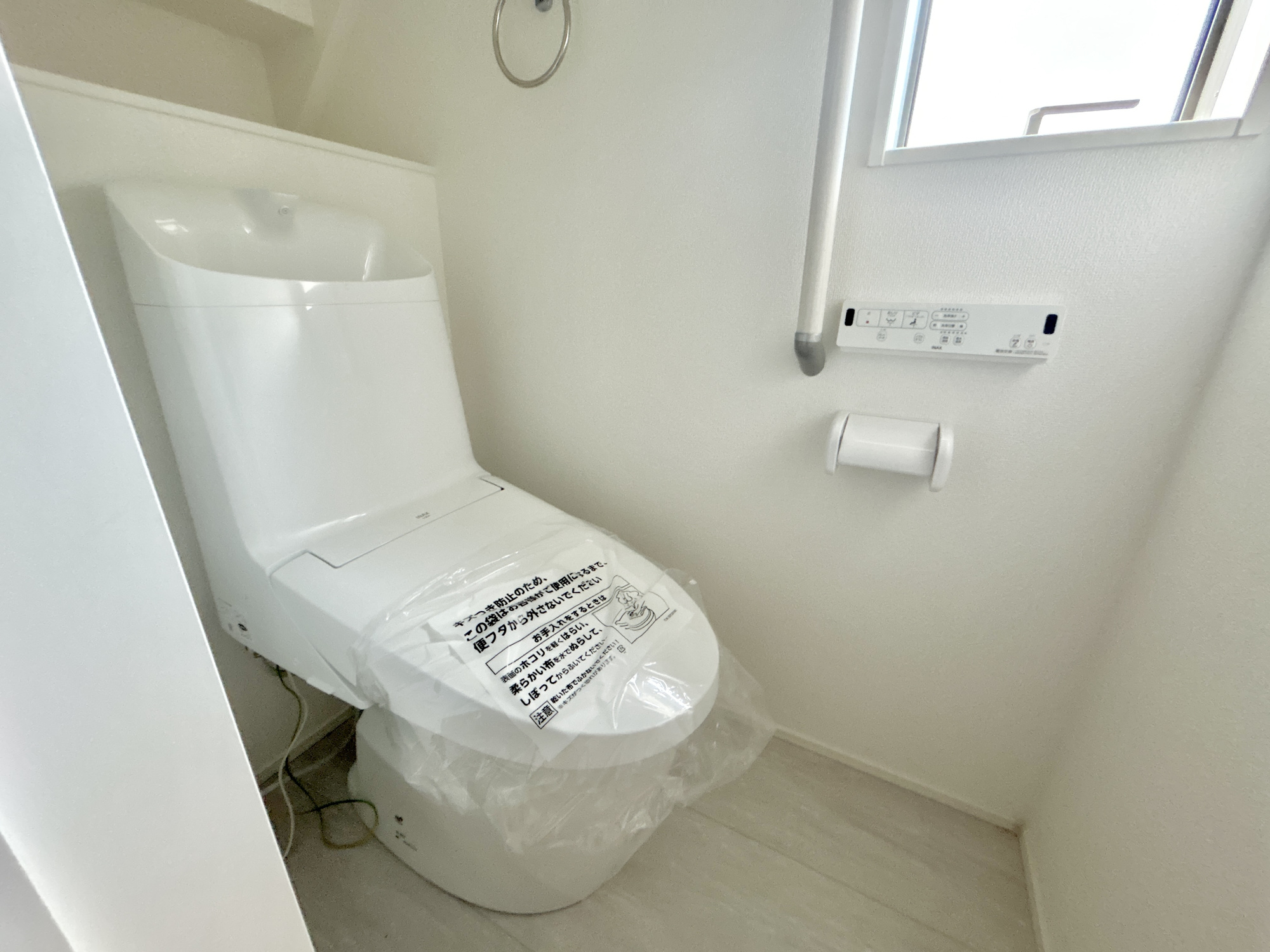 高崎市石原町3期　新築住宅全4棟のトイレ|節水型でエコなトイレには、今では当たり前の洗浄付き。便座を温める機能もついていて、居心地良くてトイレから出られなくなるかも！換気用に換気扇はもちろん、窓も着いているので常に快適ですね♪