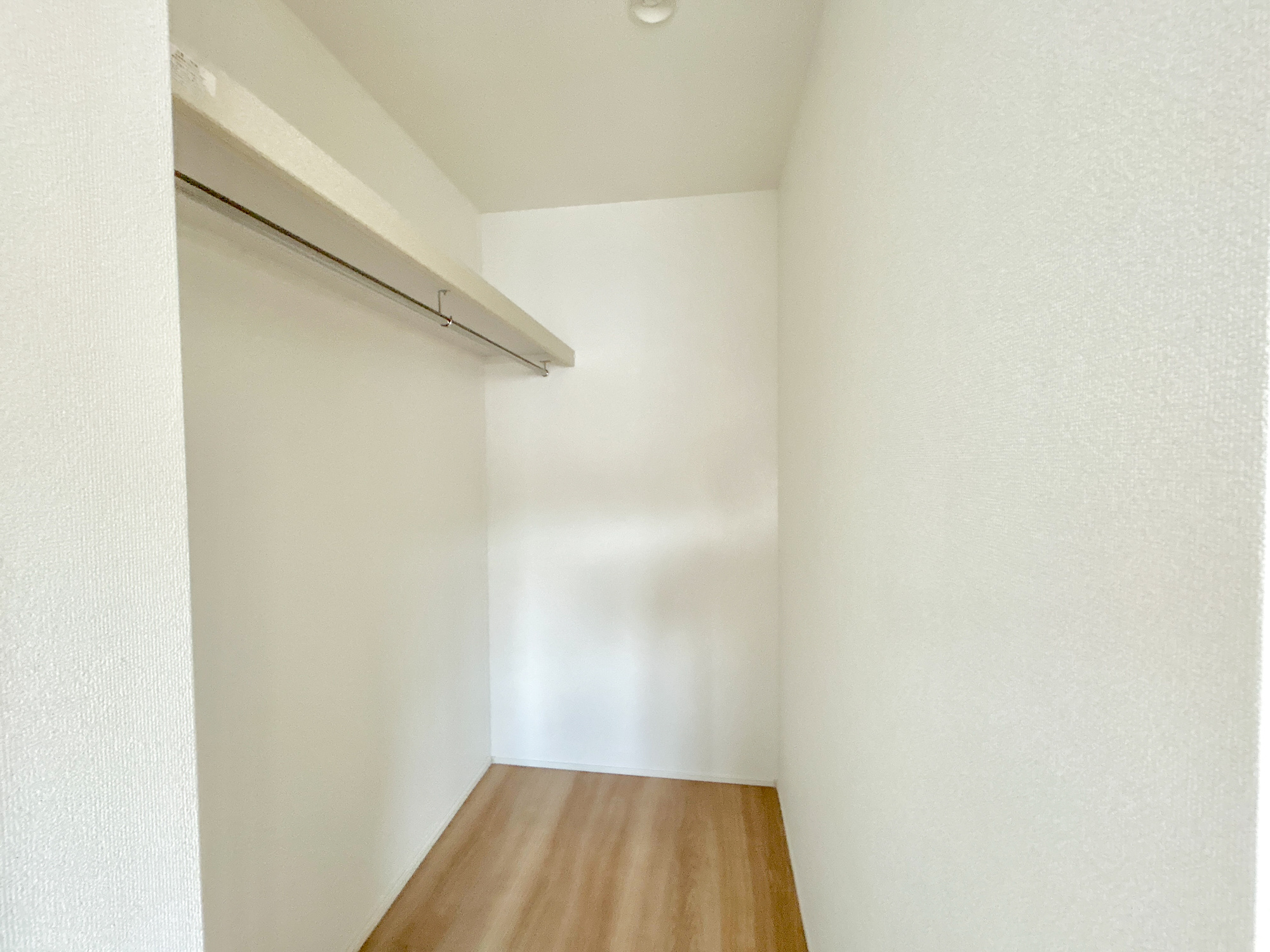 高崎市石原町3期　新築住宅全4棟の収納|洋服はもちろん、お子様との思い出もたっぷりしまえるウォークインクローゼット。お子様の成長と共に増えていく荷物も楽々しまえる収納力！