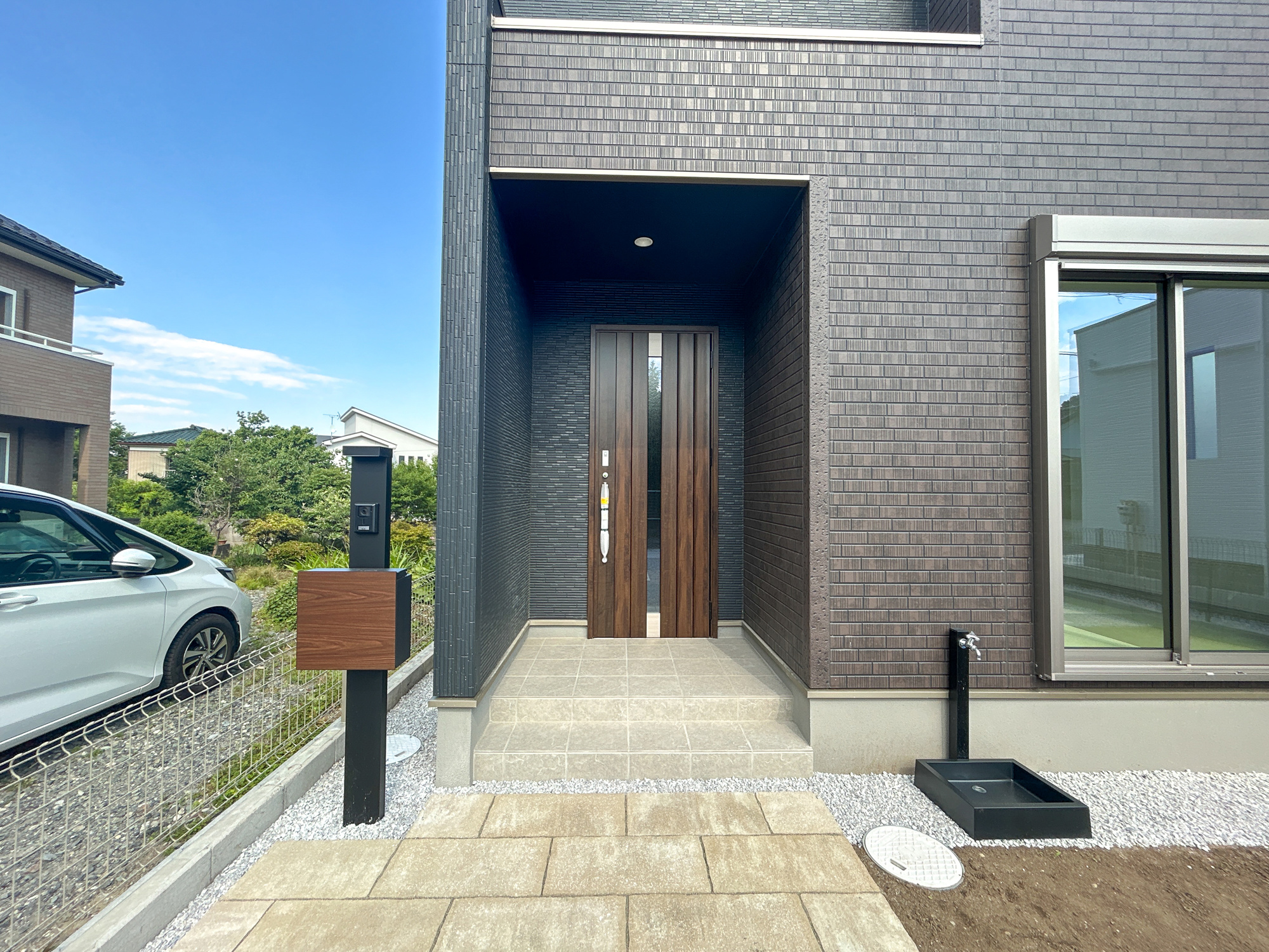 高崎市石原町3期　新築住宅全4棟の玄関|明るく優しいイメージの玄関アプローチ。玄関上は屋根があるので雨の心配いらず♪
