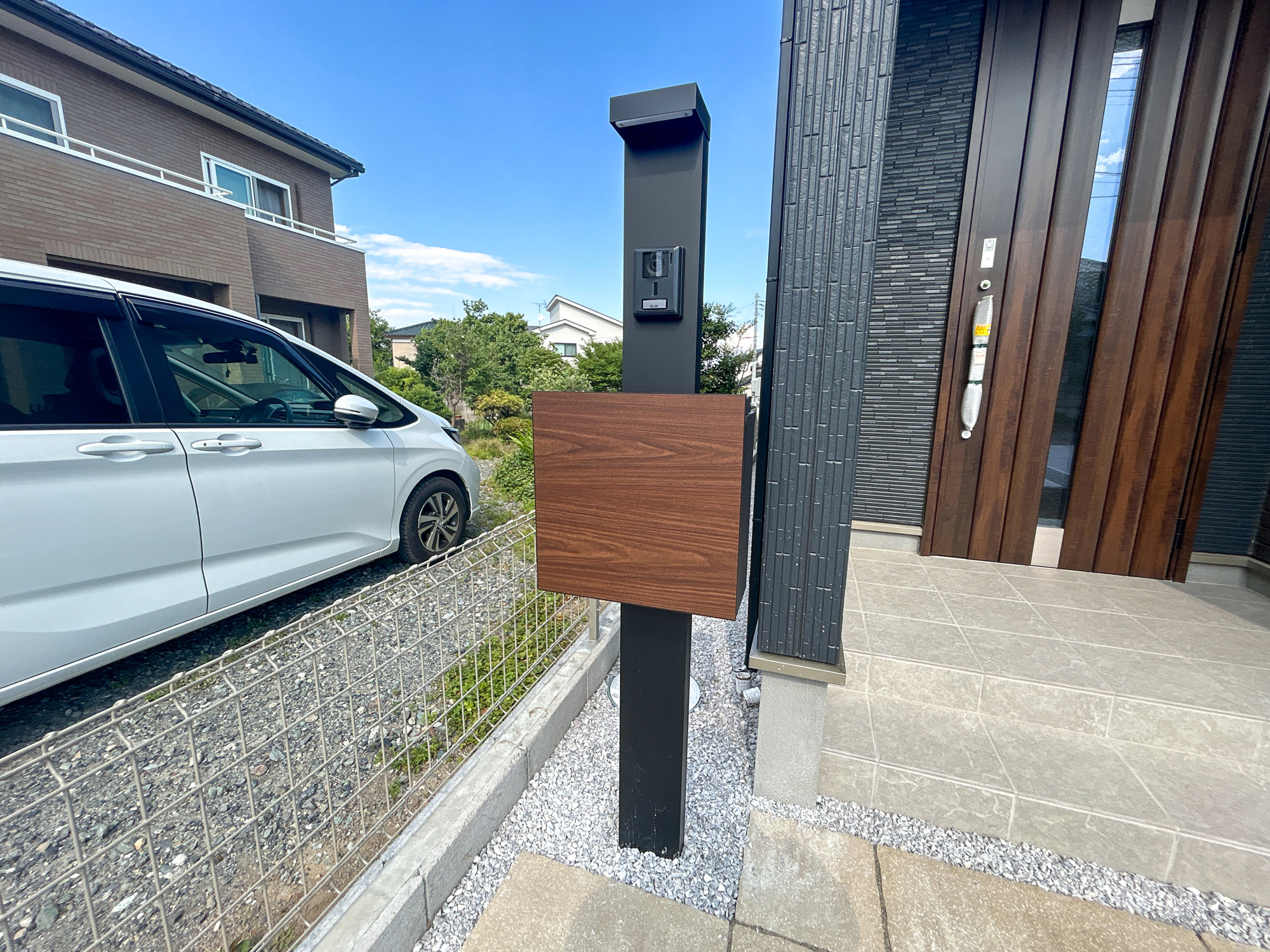高崎市石原町3期　新築住宅全4棟の設備|おしゃれな機能ポールにはポスト、インターフォン、表札設置可能です♪	