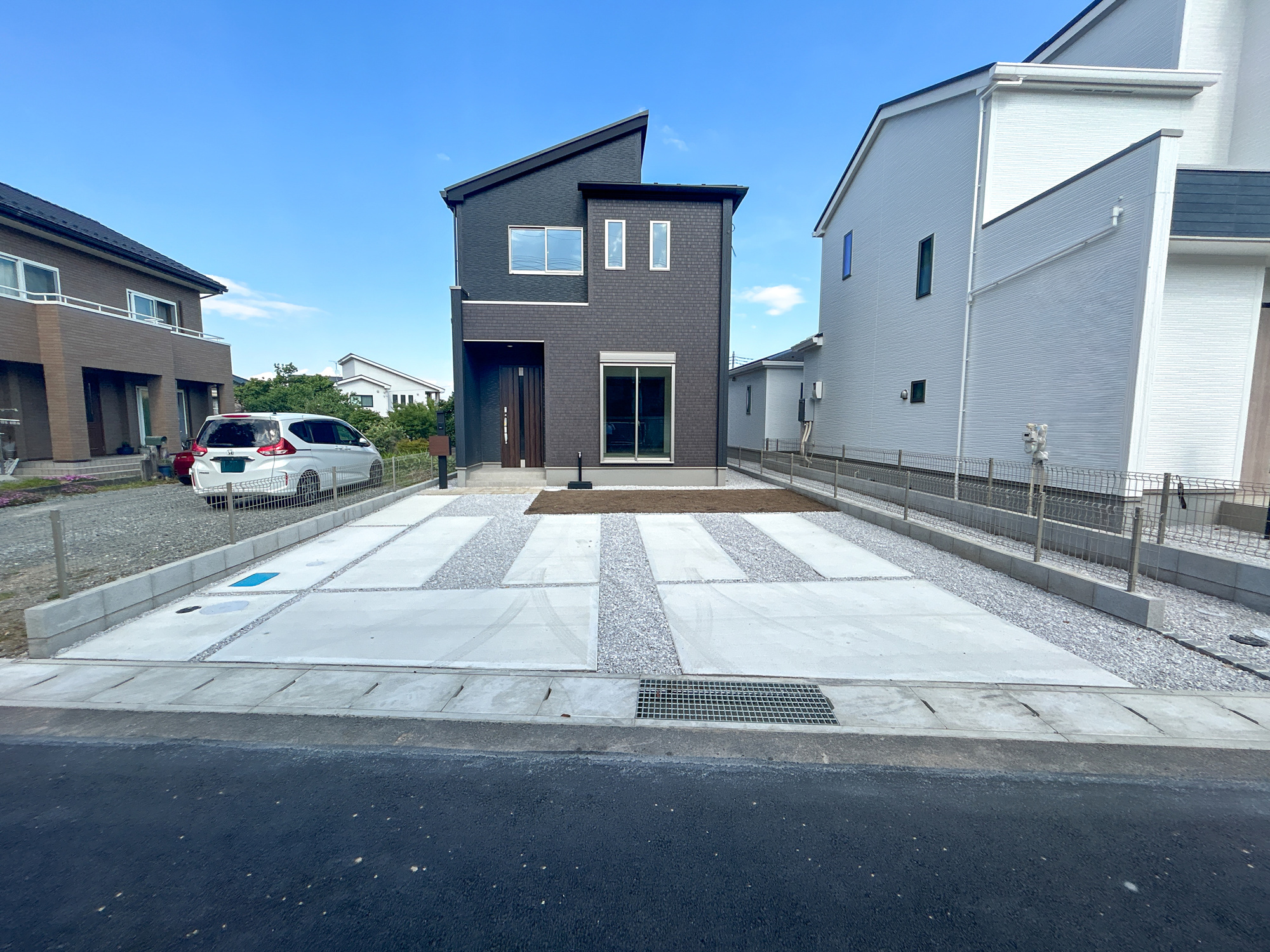 高崎市石原町3期　新築住宅全4棟の駐車場|車庫土間施工済み、駐車3台可能です(^^♪