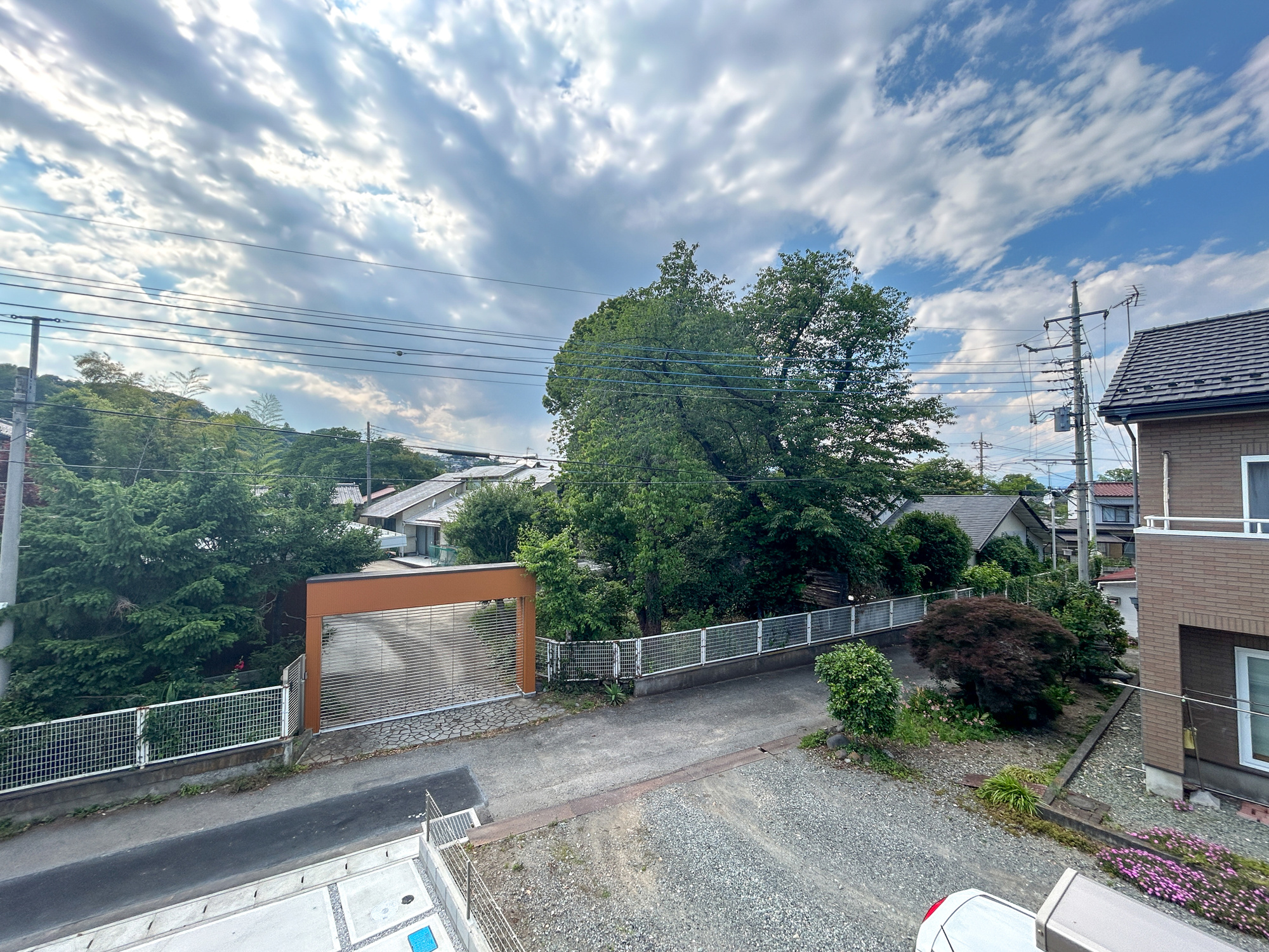高崎市石原町3期　新築住宅全4棟の展望|閑静な住宅地で子育て家族にピッタリ。毎日のお散歩も快適な緑に恵まれたエリアで、自然に包まれた穏やかな暮らしを実現するための、ゆとりある住環境が整っています。緑の潤いを感じながらホッと生活できそう。