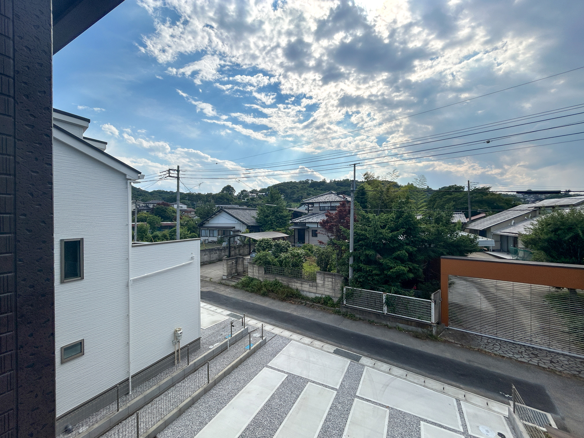 高崎市石原町3期　新築住宅全4棟の展望|低層の一戸建てを中心とした街並みが整然と続き、周辺は高い建物が建っていないので、採光や開放性に恵まれ、空が広く緑の多い閑静な趣を感じる環境です。