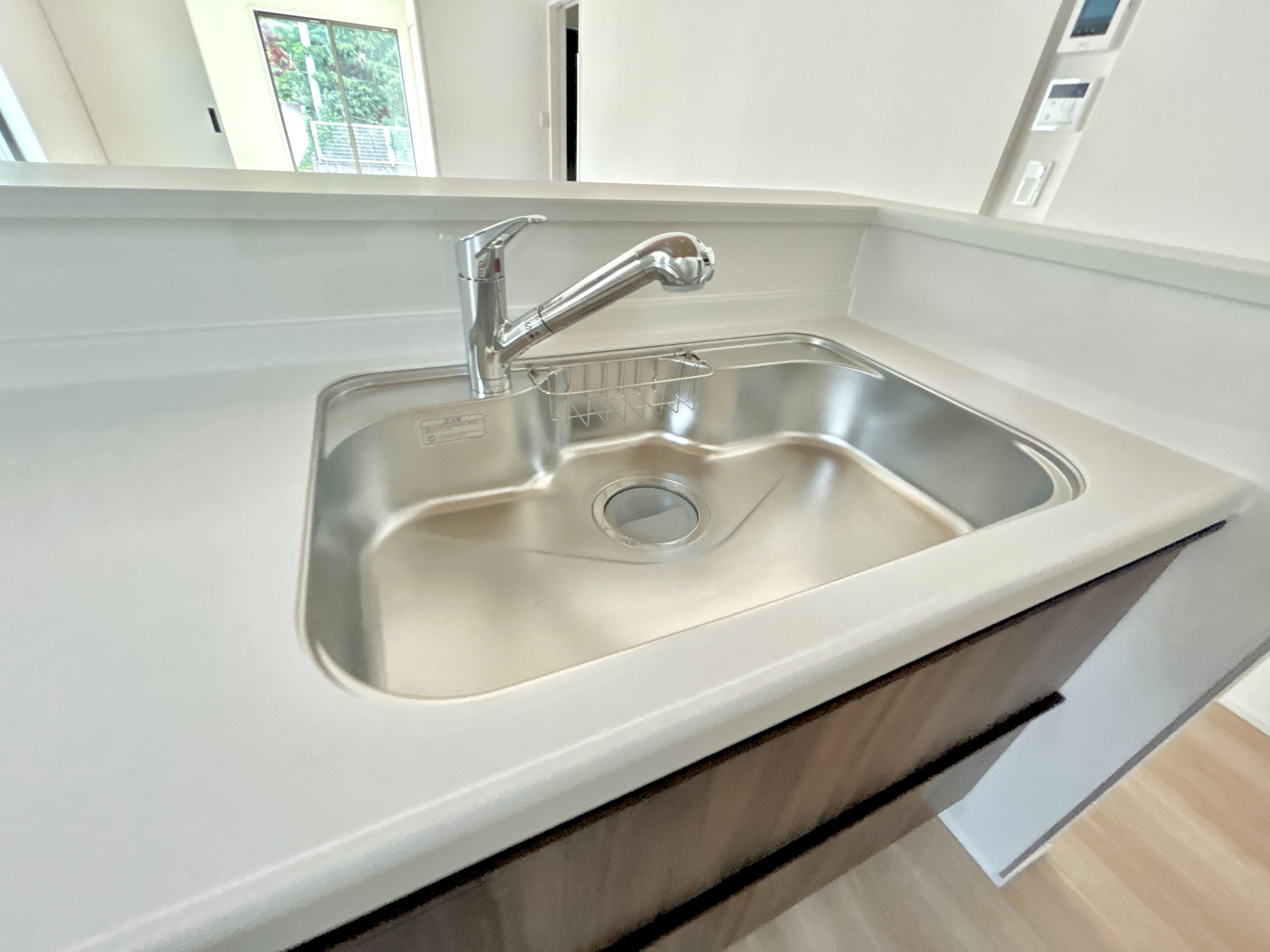 高崎市石原町3期　新築住宅全4棟の設備|浄水機能付シャワー水栓は、浄水器ごと蛇口が引き出せるから、ポットやお鍋などに浄水を注ぐときやシンクを洗う時に便利です♪		