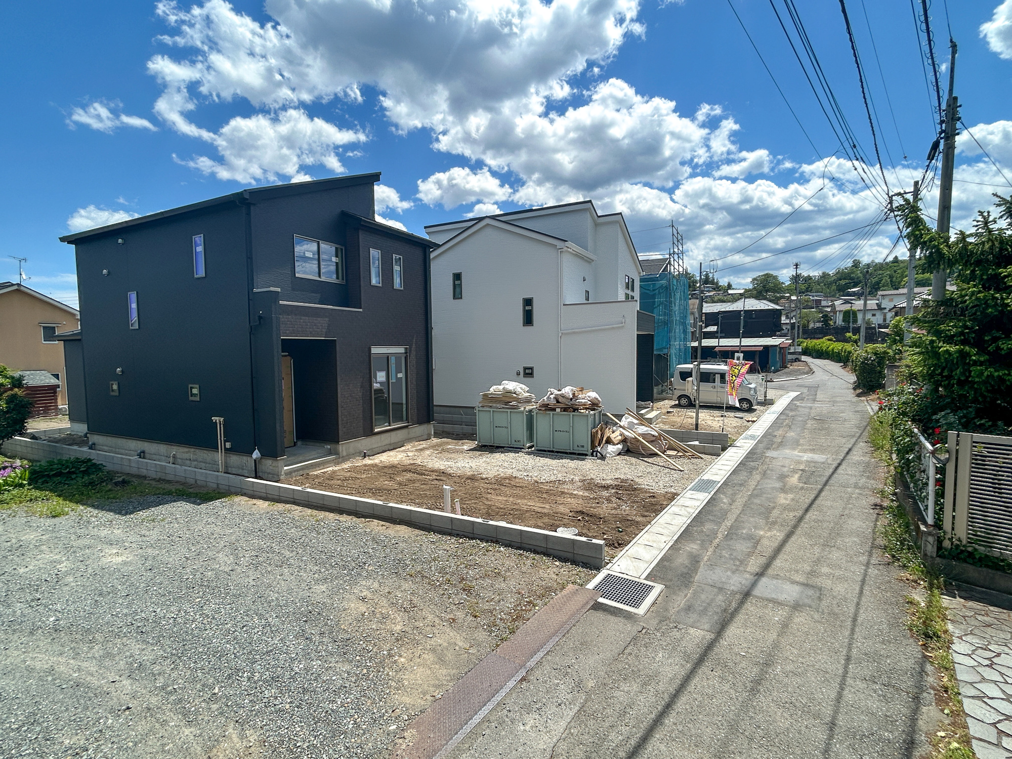 高崎市石原町3期　新築住宅全4棟の前面道路含む現地写真|閑静な住宅地で子育て家族にピッタリ。毎日のお散歩も快適な緑に恵まれたエリアで、自然に包まれた穏やかな暮らしを実現するための、ゆとりある住環境が整っています。

