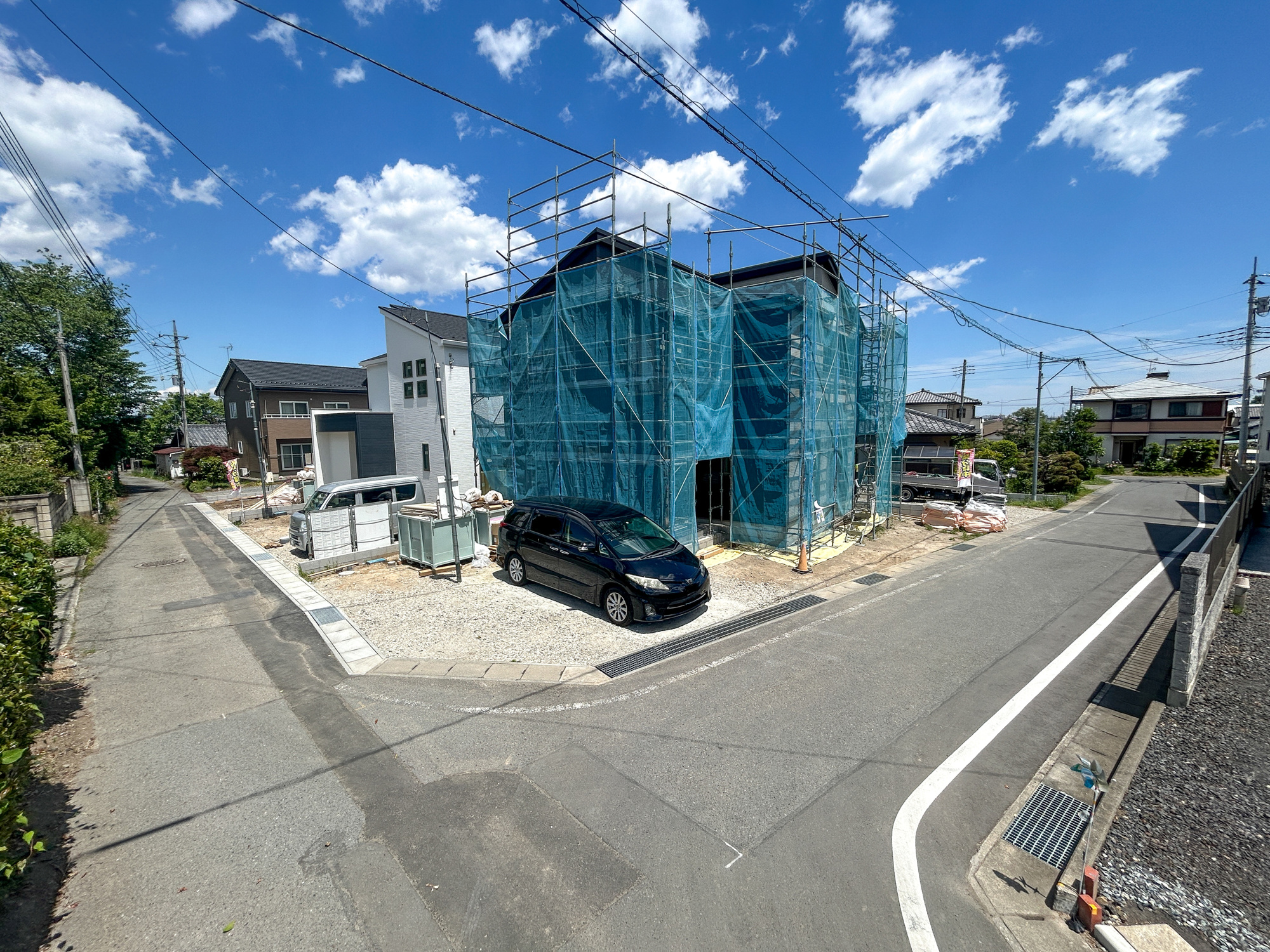 高崎市石原町3期　新築住宅全4棟の前面道路含む現地写真|低層の一戸建てを中心とした街並みが整然と続き、周辺は高い建物が建っていないので、採光や開放性に恵まれ、空が広く緑の多い閑静な趣を感じる環境です。

