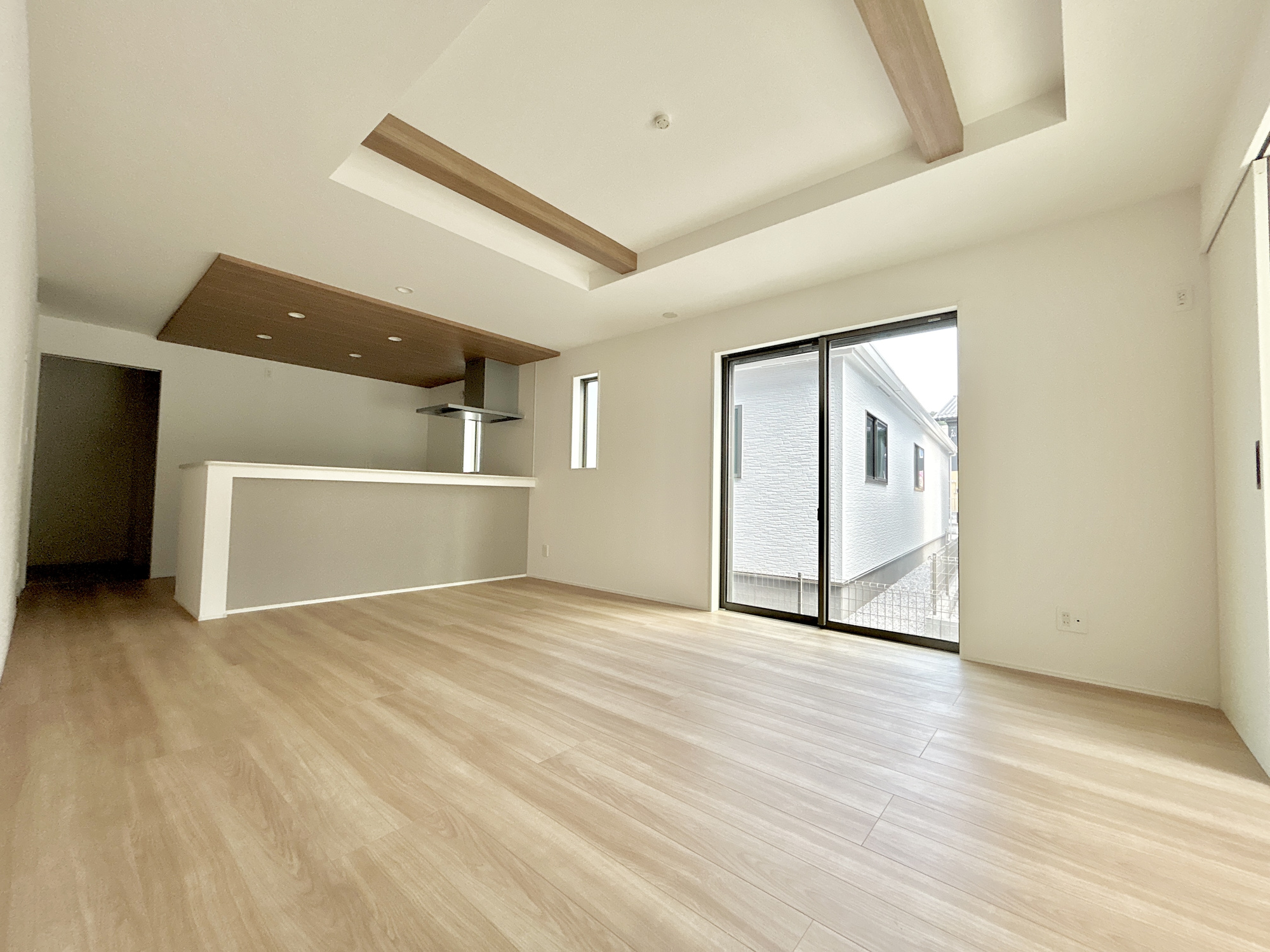高崎市石原町3期　新築住宅全4棟の居間・リビング|大きく開いた窓からは、明るい陽射しが射し込みます。
爽やかな風が吹き抜ける心地良いリビングには、自然と家族が集まります。
