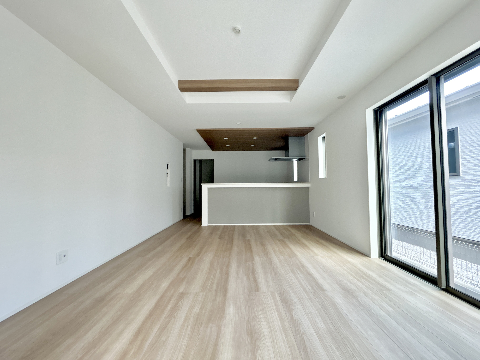 高崎市石原町3期　新築住宅全4棟の居間・リビング|室内にいても、たっぷりの陽光と爽やかな風を感じて頂ける、開放感あふれるリビングです。
ご家族と穏やかに過ごす、心地の良い時間が流れます。