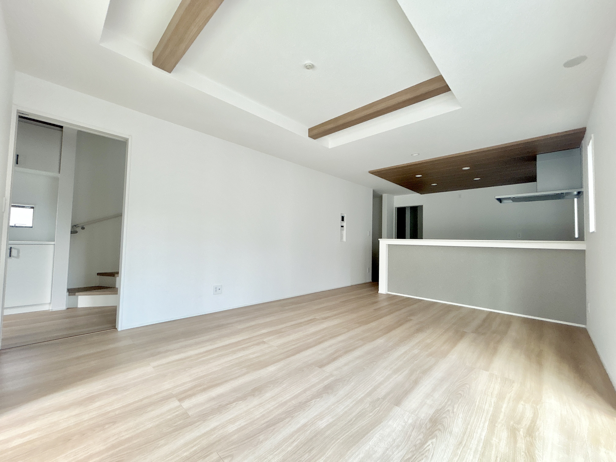 高崎市石原町3期　新築住宅全4棟の居間・リビング|オープンな空間を生み出す、こだわりの広がりとゆとり。家族と過ごす時間を大切にしたい方にぴったりの明るくゆとりある住空間です。窓からの日差しがリビングの隅々までしっかりと届きます！ 