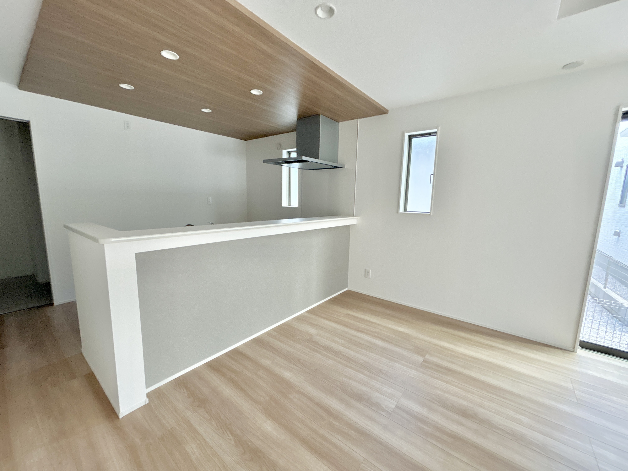 高崎市石原町3期　新築住宅全4棟の居間・リビング|ここにはみんなが集い、食事と楽しい会話が始まる。話に夢中になりすぎて、ついつい時を忘れてしまう。そんな束の間の幸せを感じさせてくれる場所。