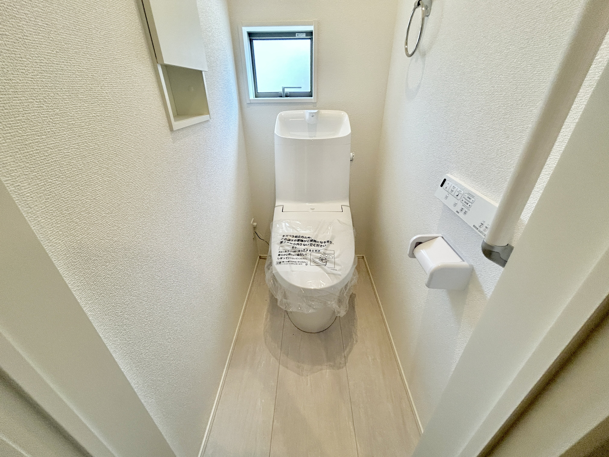 高崎市石原町3期　新築住宅全4棟のトイレ|節水型でエコなトイレには、今では当たり前の洗浄付き。便座を温める機能もついていて、居心地良くてトイレから出られなくなるかも！換気用に換気扇はもちろん、窓も着いているので常に快適ですね♪