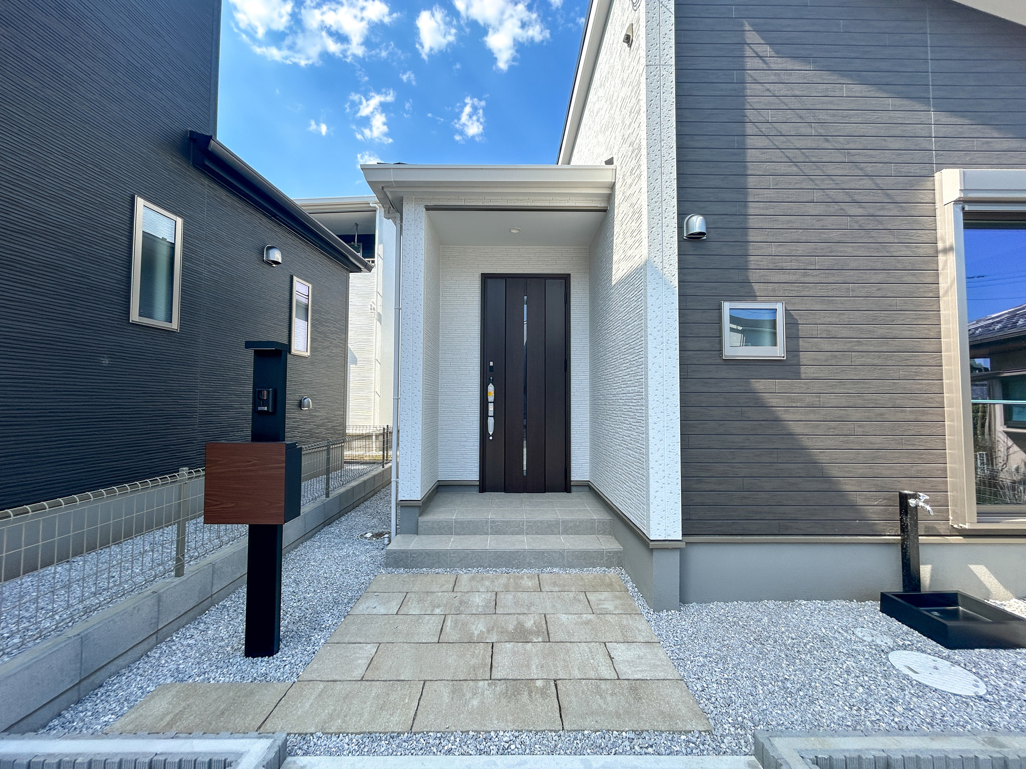 高崎市石原町3期　新築住宅全4棟の玄関|明るく優しいイメージの玄関アプローチ。玄関上は屋根があるので雨の心配いらず♪