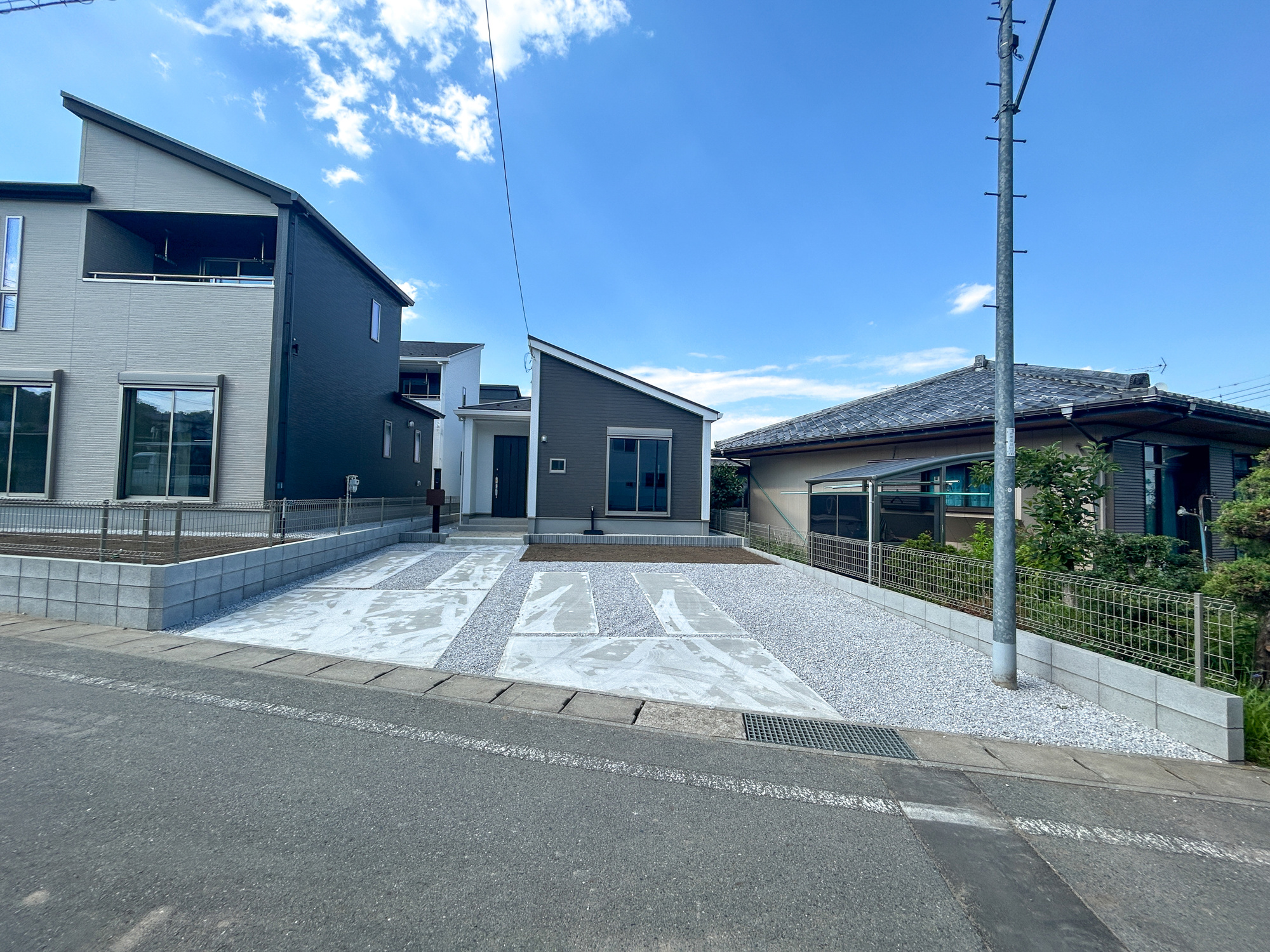 高崎市石原町3期　新築住宅全4棟の駐車場|車庫土間施工済み、駐車3台可能です(^^♪