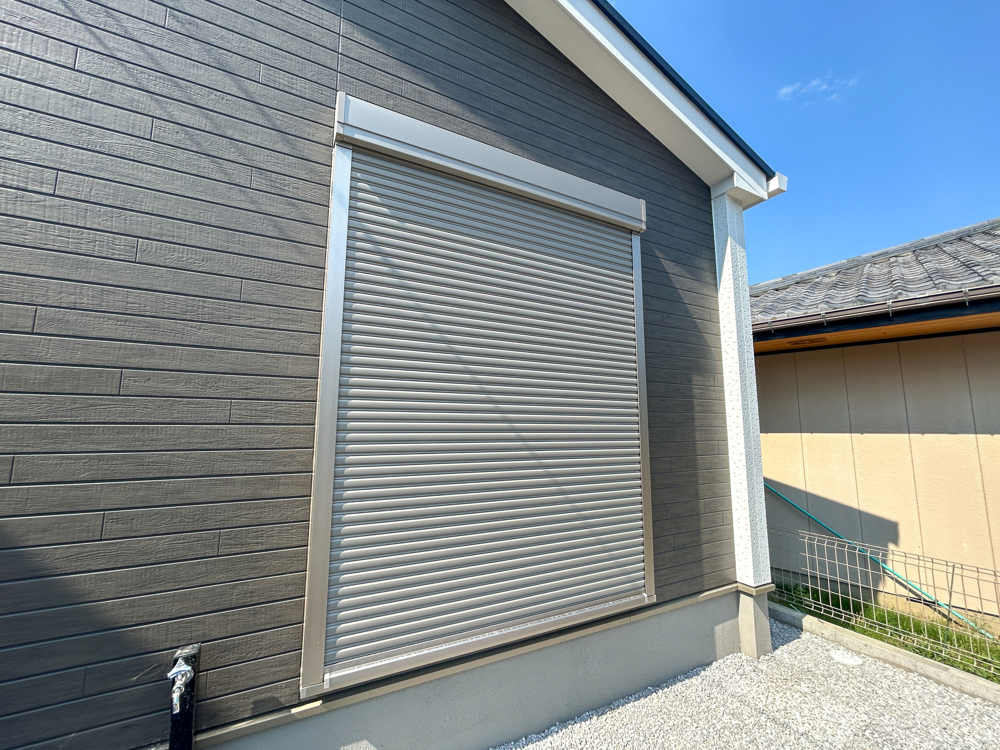高崎市石原町3期　新築住宅全4棟の防犯設備|防風、防犯、防音、断熱と様々な効果を発揮するシャッター付きです♪	
