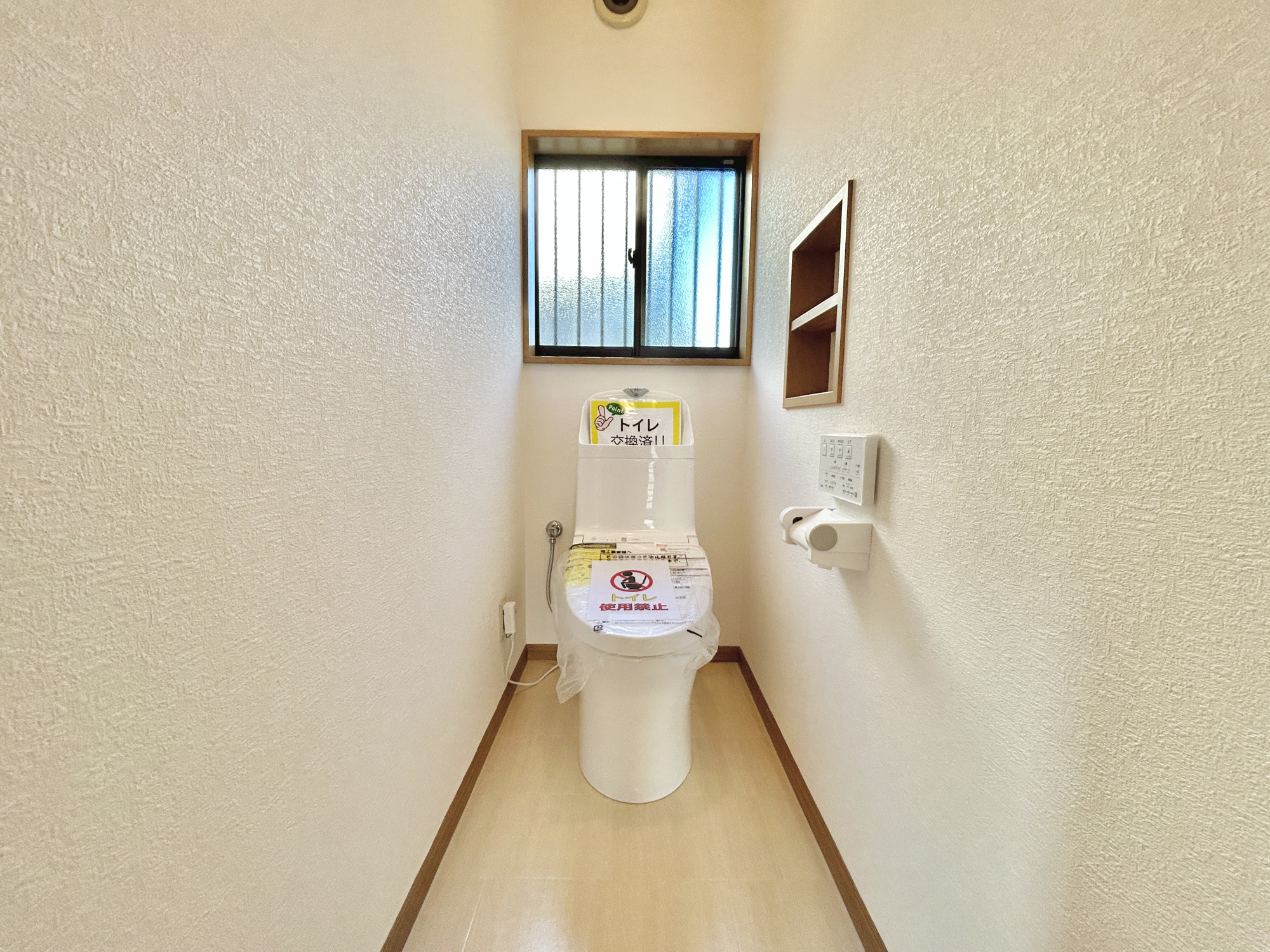 前橋市粕川町込皆戸　中古住宅のトイレ|節水型でエコなトイレには、今では当たり前の洗浄付き。便座を温める機能もついていて、居心地良くてトイレから出られなくなるかも！換気用に換気扇はもちろん、窓も着いているので常に快適ですね♪