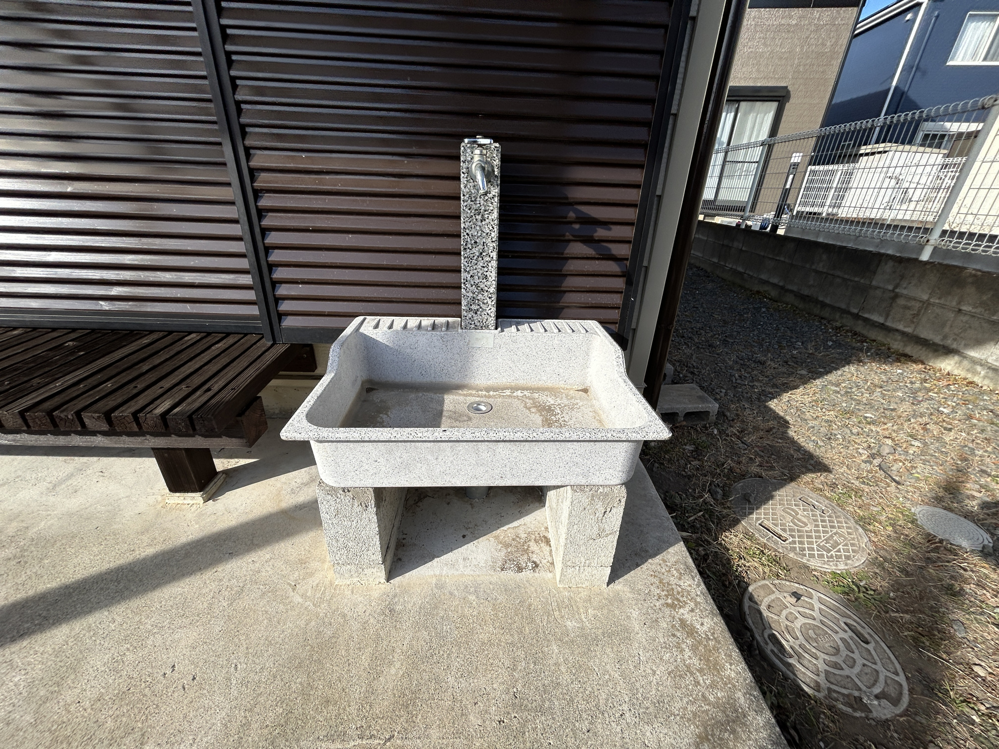 前橋市粕川町込皆戸　中古住宅の設備|お庭には、立水栓があるのでお外ですぐに手洗いが可能です♪