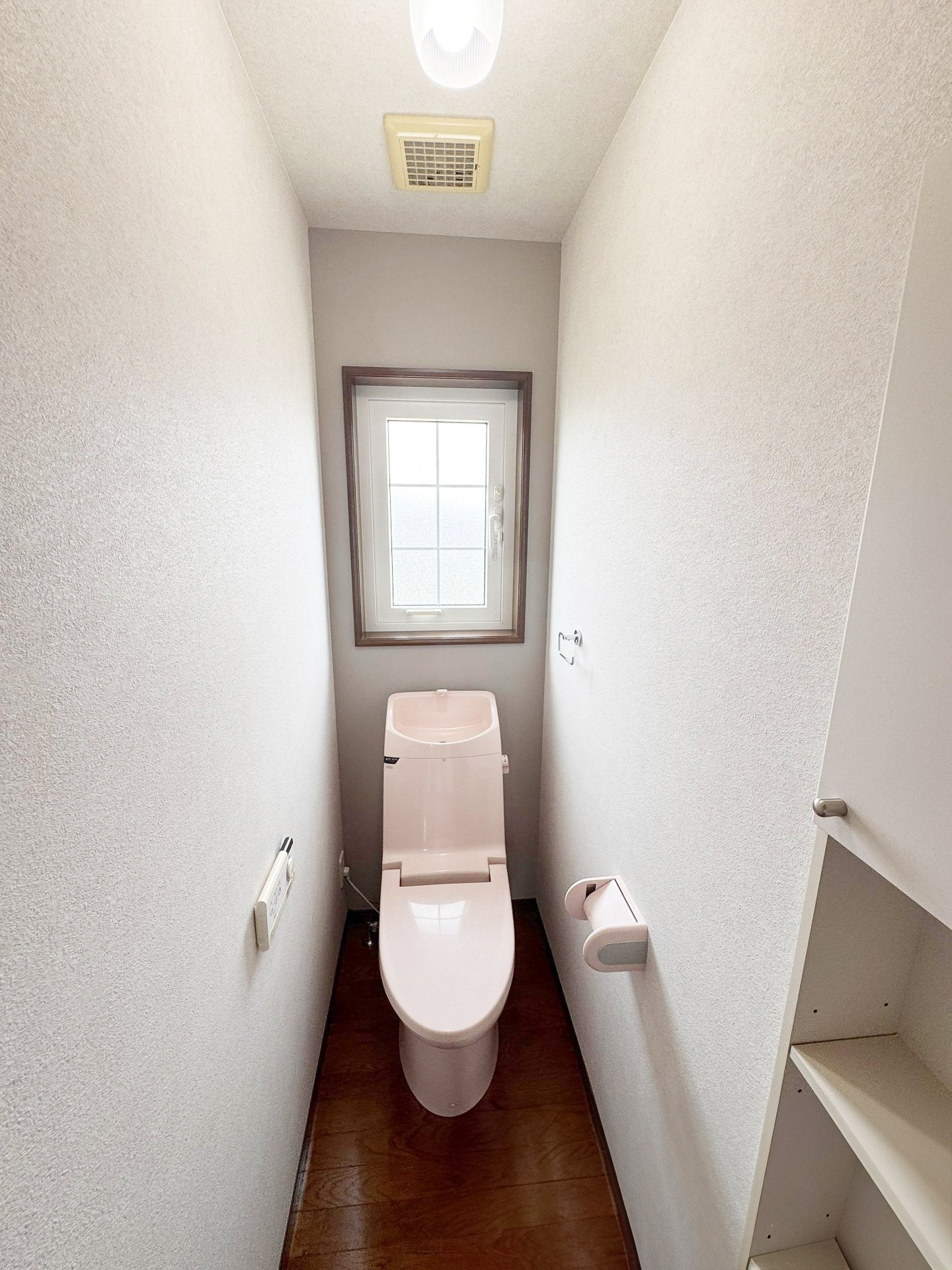 前橋市石倉町四丁目　中古物件のトイレ|節水型でエコなトイレには、今では当たり前の洗浄付き。便座を温める機能もついていて、居心地良くてトイレから出られなくなるかも！換気用に換気扇はもちろん、窓も着いているので常に快適ですね♪
