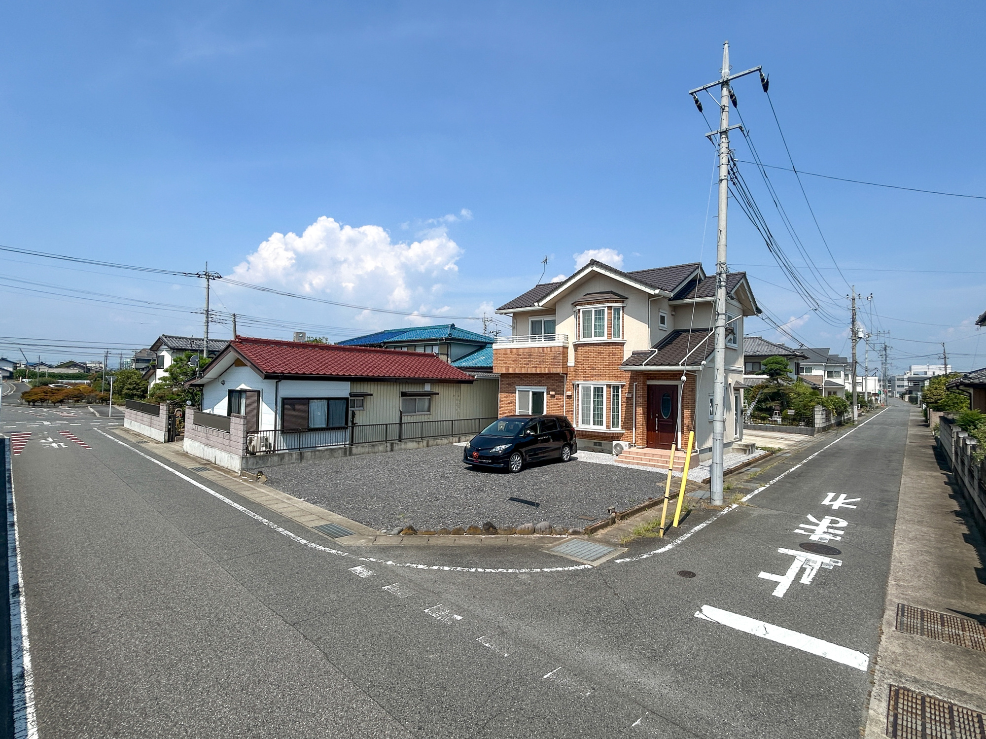 前橋市石倉町四丁目　中古物件の前面道路含む現地写真|閑静な住宅地で子育て家族にピッタリ。毎日のお散歩も快適な緑に恵まれたエリアで、自然に包まれた穏やかな暮らしを実現するための、ゆとりある住環境が整っています。

