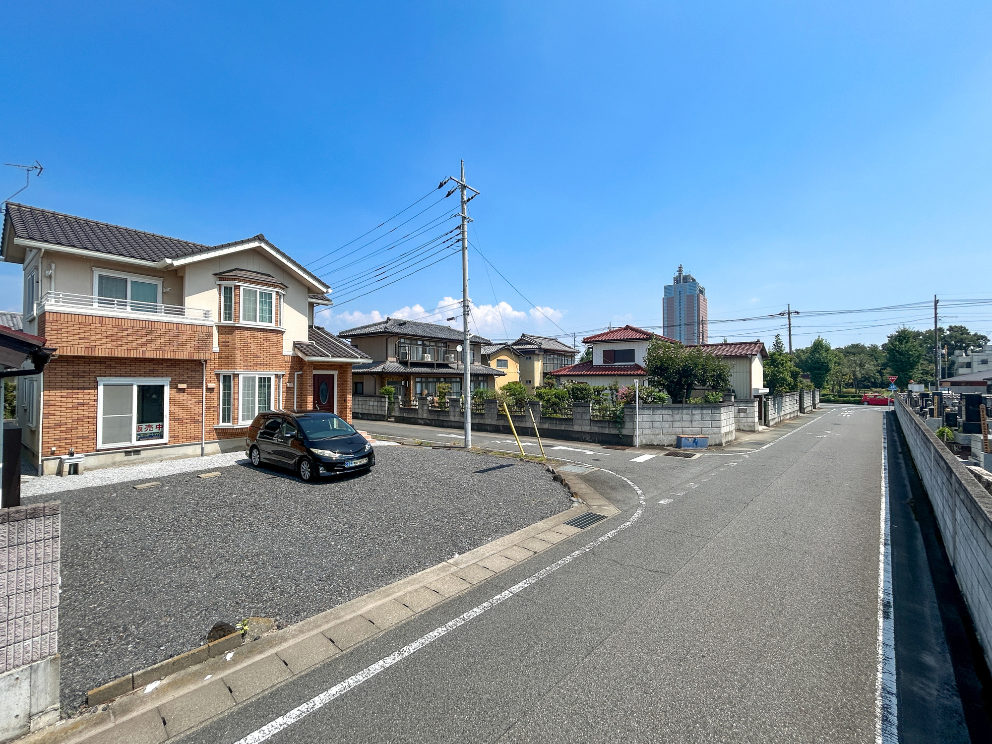 前橋市石倉町四丁目　中古物件の前面道路含む現地写真|低層の一戸建てを中心とした街並みが整然と続き、周辺は高い建物が建っていないので、採光や開放性に恵まれ、空が広く緑の多い閑静な趣を感じる環境です。

