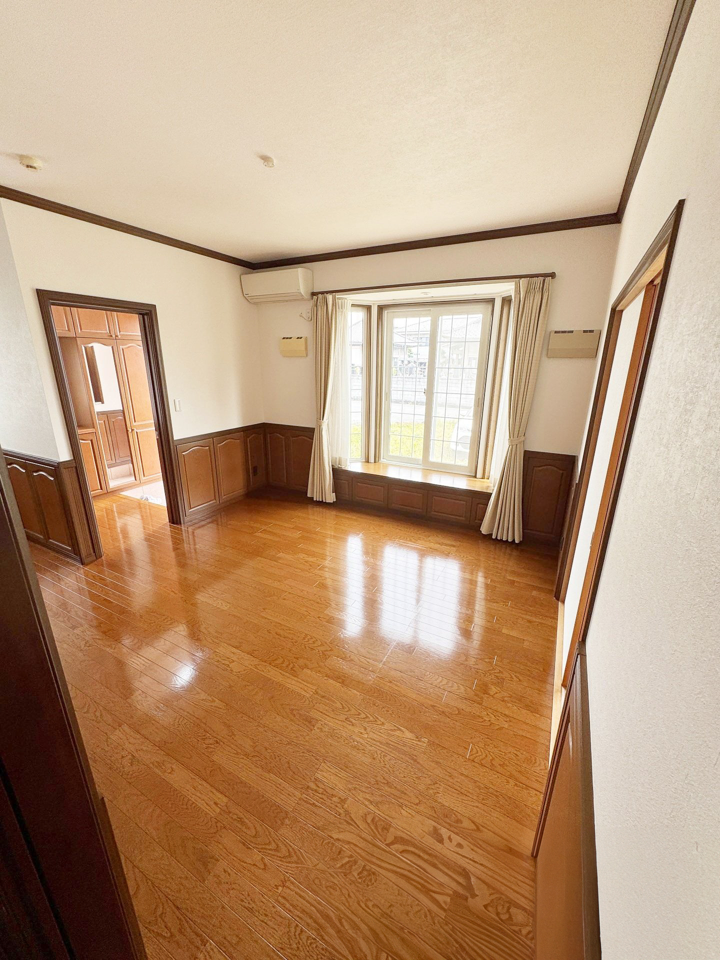 前橋市石倉町四丁目　中古物件の居間・リビング|オープンな空間を生み出す、こだわりの広がりとゆとり。家族と過ごす時間を大切にしたい方にぴったりの明るくゆとりある住空間です。南側の窓からの日差しがリビングの隅々までしっかりと届きます！ 