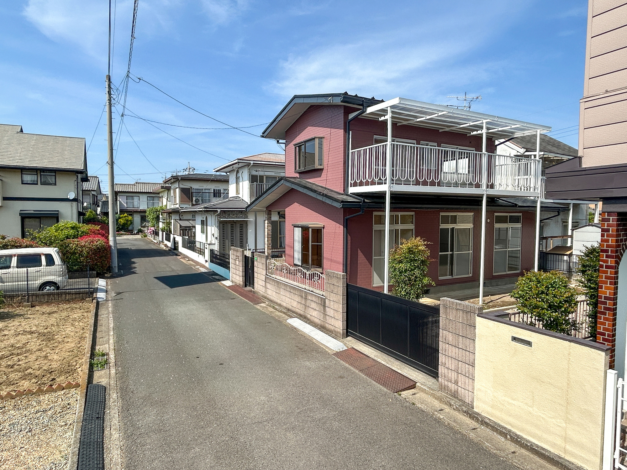 前橋市天川原町1期　中古物件の前面道路含む現地写真|閑静な住宅地で子育て家族にピッタリ。毎日のお散歩も快適な緑に恵まれたエリアで、自然に包まれた穏やかな暮らしを実現するための、ゆとりある住環境が整っています。

