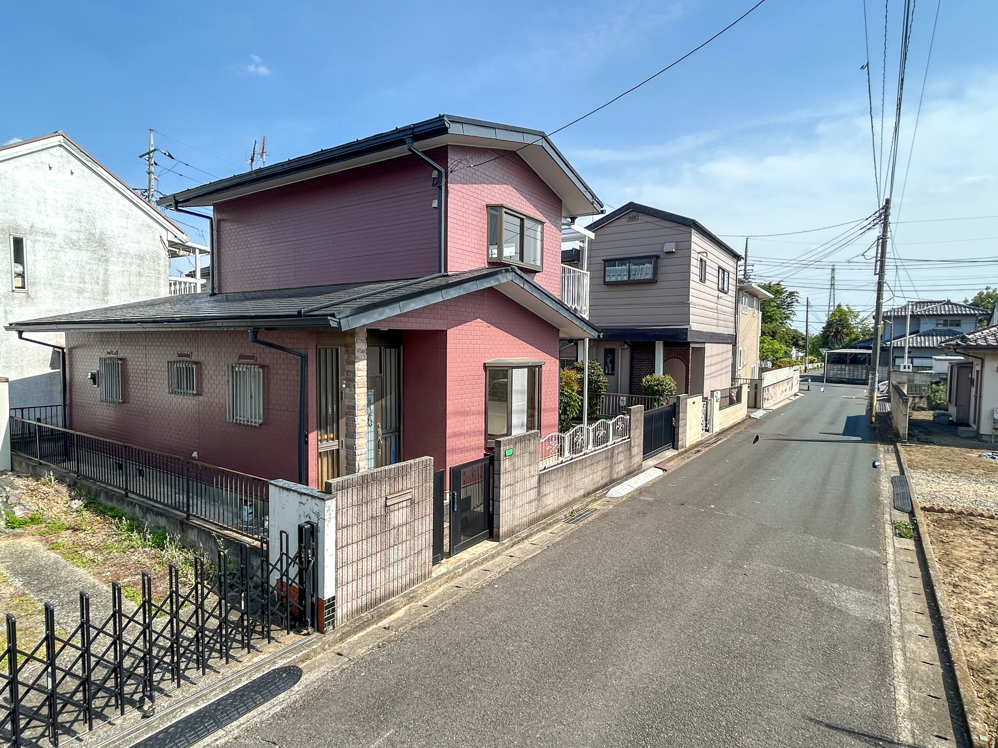 前橋市天川原町1期　中古物件の前面道路含む現地写真|低層の一戸建てを中心とした街並みが整然と続き、周辺は高い建物が建っていないので、採光や開放性に恵まれ、空が広く緑の多い閑静な趣を感じる環境です。

