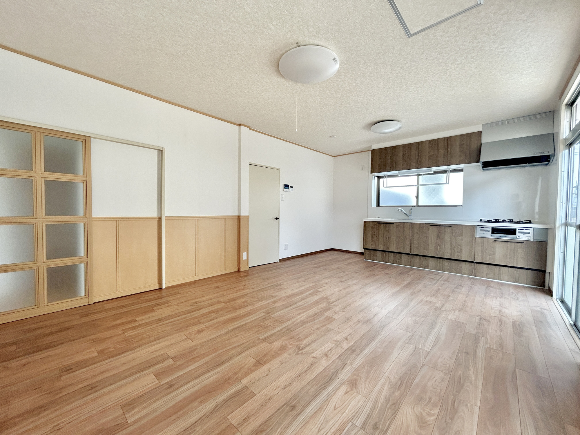 前橋市天川原町1期　中古物件の居間・リビング|オープンな空間を生み出す、こだわりの広がりとゆとり。家族と過ごす時間を大切にしたい方にぴったりの明るくゆとりある住空間です。南側の窓からの日差しがリビングの隅々までしっかりと届きます！ 