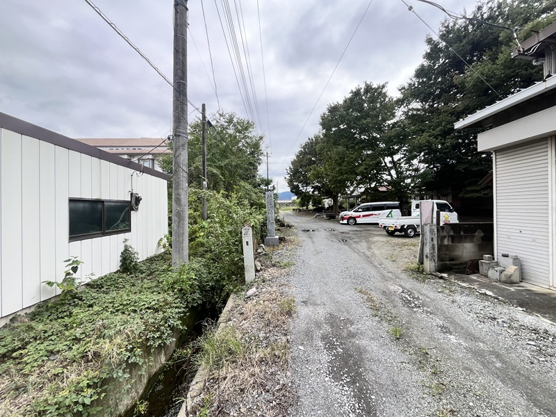 本庄市児玉町八幡山278-1　隣接する前面道路（公道 ２項道路）