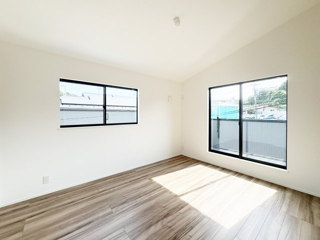 ◆山崎町全８棟開発分譲◆カースペース２台◆３７坪以上◆の洋室|（4号棟）２方向に窓を設けた２面採光の居室。お部屋の奥まで自然光がしっかり届き、日中は心地よい明るさの中で過ごせます。お子様の勉強部屋や寝室など、どの用途でも快適にお使いいただける開放的な空間です。
