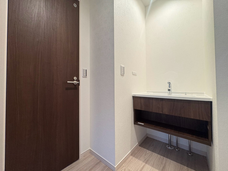 《5号棟玄関ホール洗面【設備画像：Cライン（パナソニック）】》毎日使うものだからこそ、ストレスフリーに快適な使い心地。水アカが付きにくく、汚れにくいスゴピカ素材です！