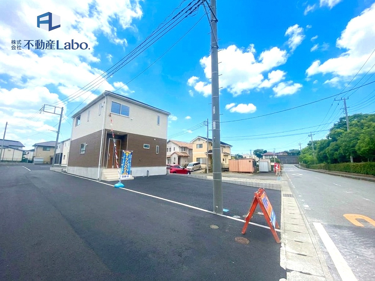 クレイドルガーデン　函南町柏谷第２　～全4棟～の前面道路含む現地写真|青空に映えるスタイリッシュな外観！
開放感あふれる角地で、陽当たり・通風良好な住まい♪