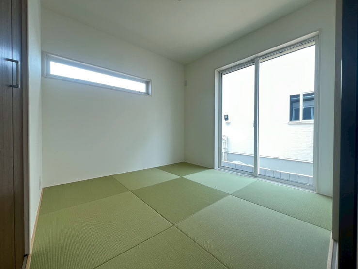 【坂戸市片柳4期2号棟 和室】リビングと続き間になっている4.5帖の和室です。料理中などに小さいお子様が遊んでいてもキッチンから目が行き届きます。