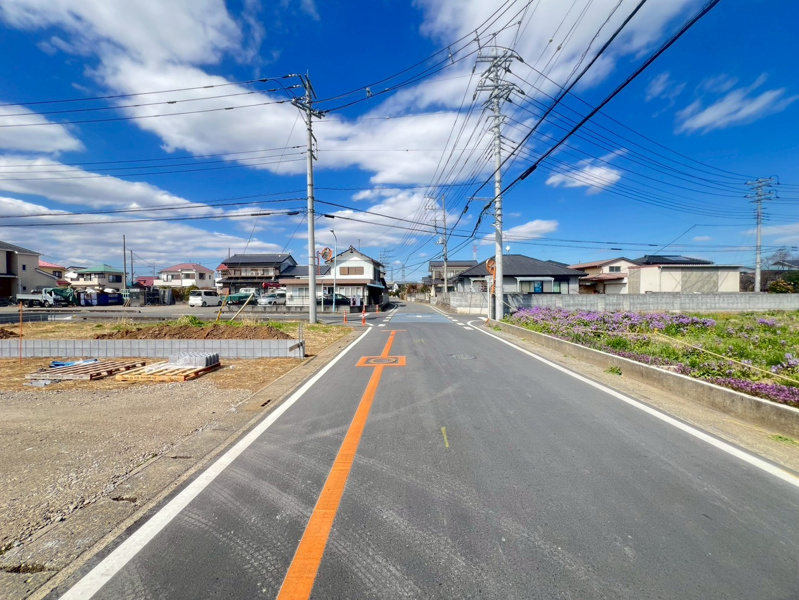 【坂戸市片柳4期2号棟 前面道路】幅員6.1ｍございます。(2026.03.22撮影)