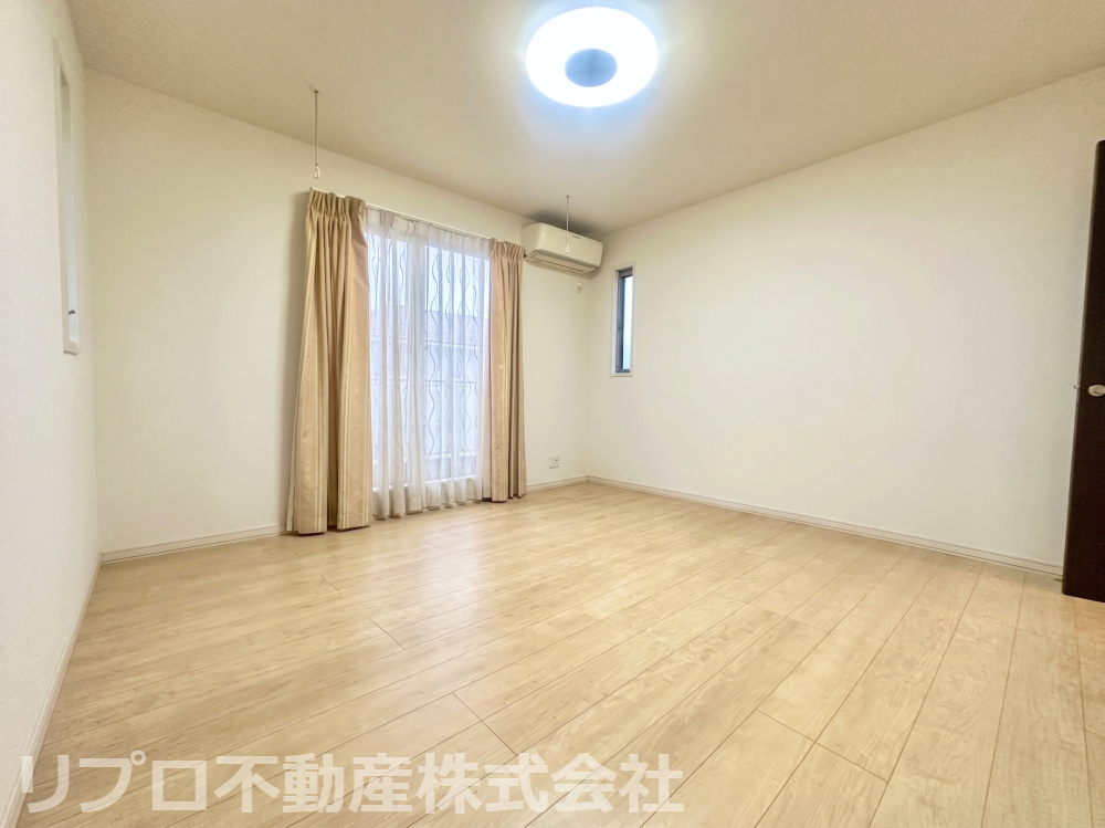 印西市東の原2丁目の洋室|８帖の洋室は、主寝室としても十分な広さです！WICがあり動線も良好です！※AI画像使用しています