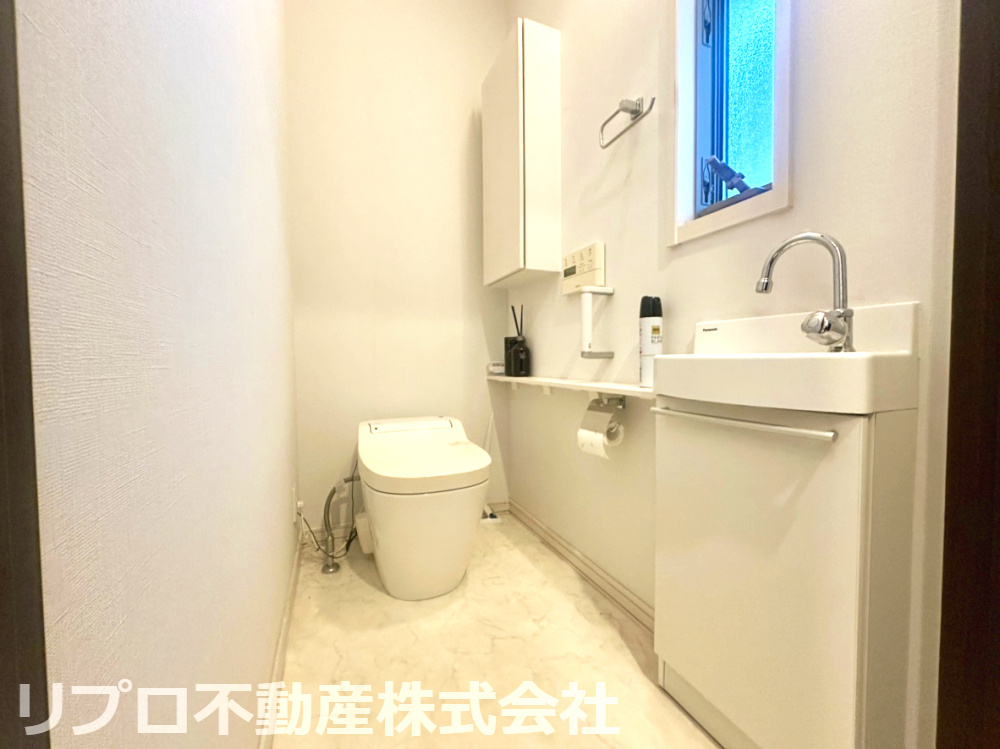 印西市東の原2丁目のトイレ|手洗いボウル付きで便利！小物を置ける棚もあり、おしゃれで使いやすい空間です♪