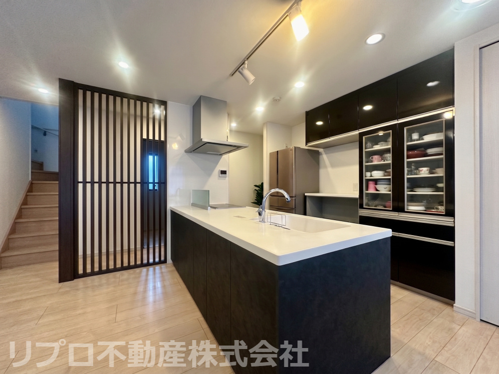 印西市東の原2丁目のキッチン|モダンなデザインと温かみのある照明が、ホテルのような上質な雰囲気を演出♪開放感のある空間に、家事のしやすい動線と充実した収納を備えています！※AI画像使用しています