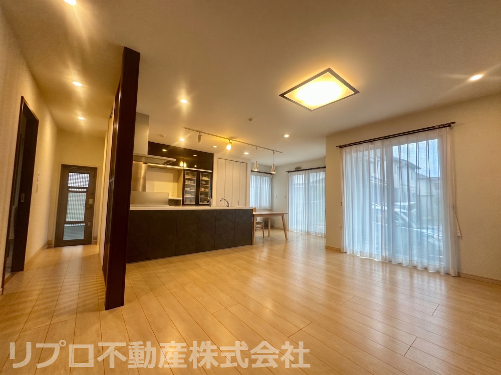 印西市東の原2丁目の居間・リビング|約23.2帖の広々LDK！温水式床暖房を備え、家族が自然と集まる心地よい団らん空間です♪※AI画像使用しています