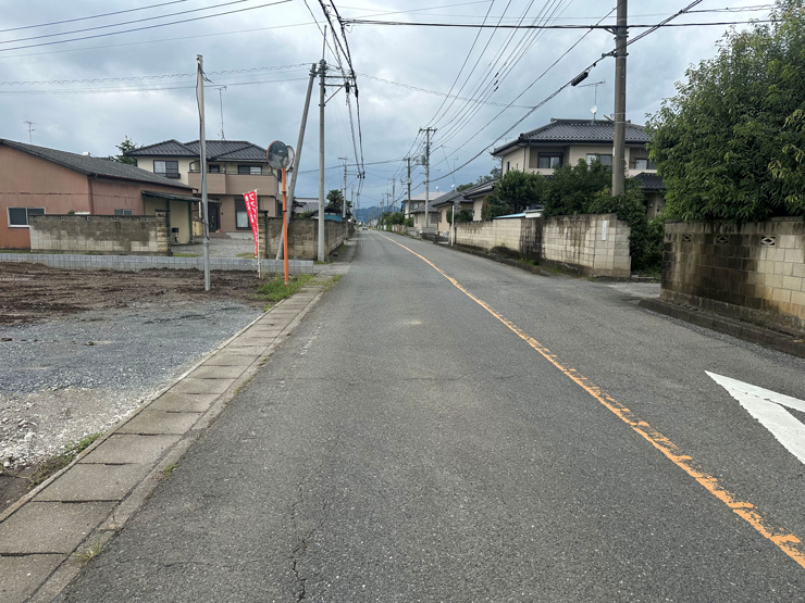 【館林市足次町全1区画　前面道路】
東側接道です。8.2ｍ幅有りますので駐車もラクラクです。