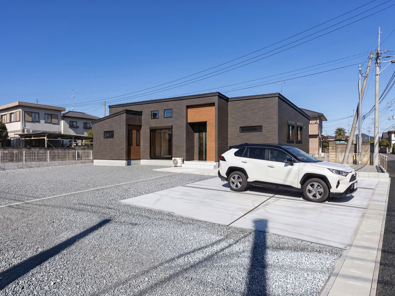 【館林市足次町全1区画　外観完成イメージ】　
チャコールグレーを基調色としてブラウンをポイントに入れた外観です。※現地写真に完成イメージ画像を合成したものです