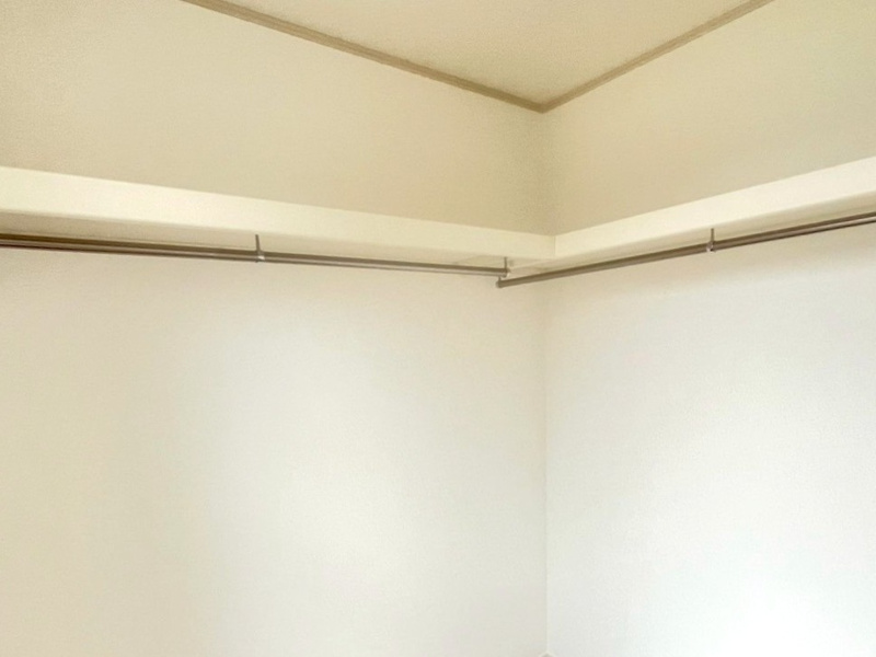 【館林市足次町全1区画　主寝室収納(同形状・同仕様写真)】　
主寝室にあるWICです。ハンガーパイプが2本備え付きです。季節ごとやご夫婦で分けて等便利にご使用できます。稼働棚も備え付きで便利です♪