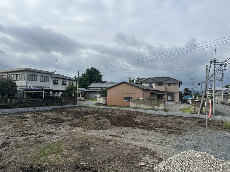 【館林市足次町全1区画　現地写真】
東側接道です。敷地153坪あります。