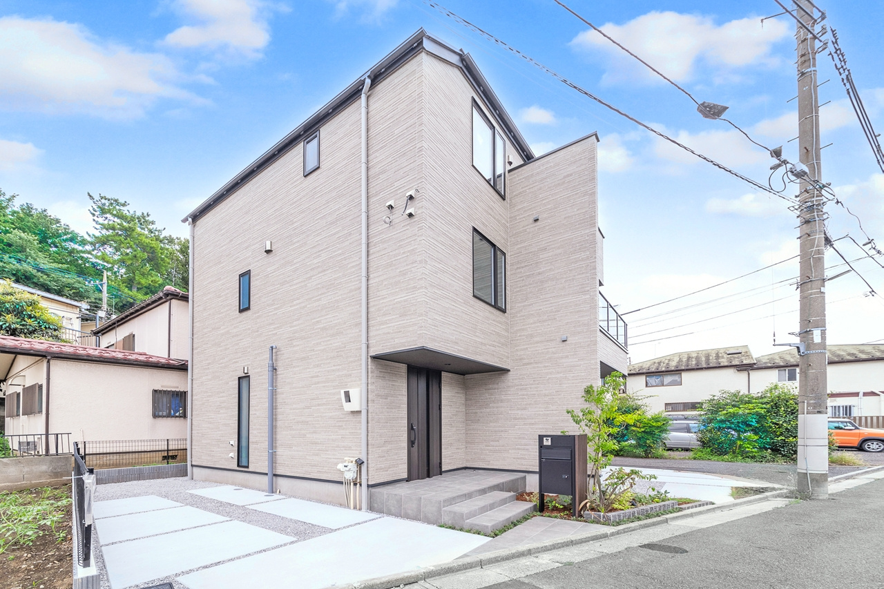 新築分譲［ミラクラス練馬Ⅲ］の前面道路含む現地写真|宅配ボックスを完備。ご不在時はもちろん、ご在宅時の非対面での受け取りにも対応しており、再配達をお待ちいただく時間がありません。現地外観写真（撮影2026年９月02日）