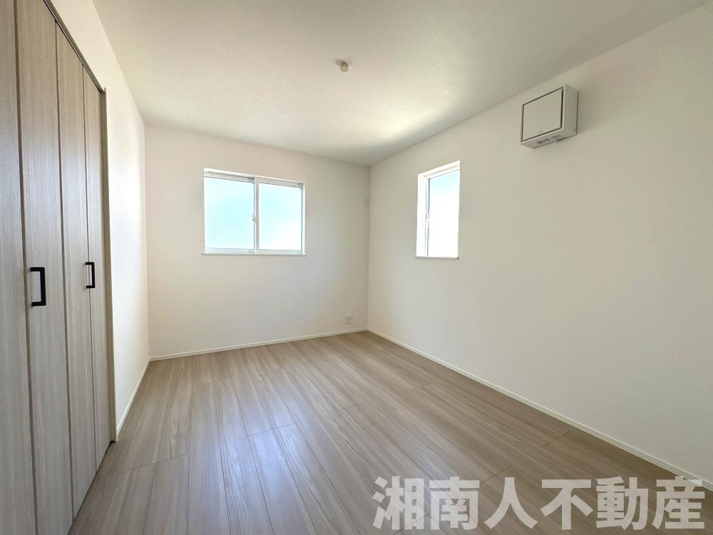 平塚市山下1丁目　新築戸建　全2棟の洋室|明るい洋室です